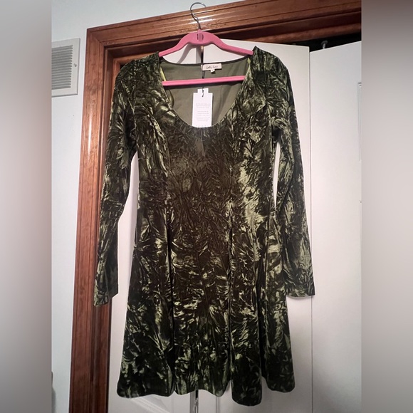 ASO Taylor Swift Size 4 Little Lies Green Sweet Jane Olive Crushed Mini Dress - Picture 2 of 13